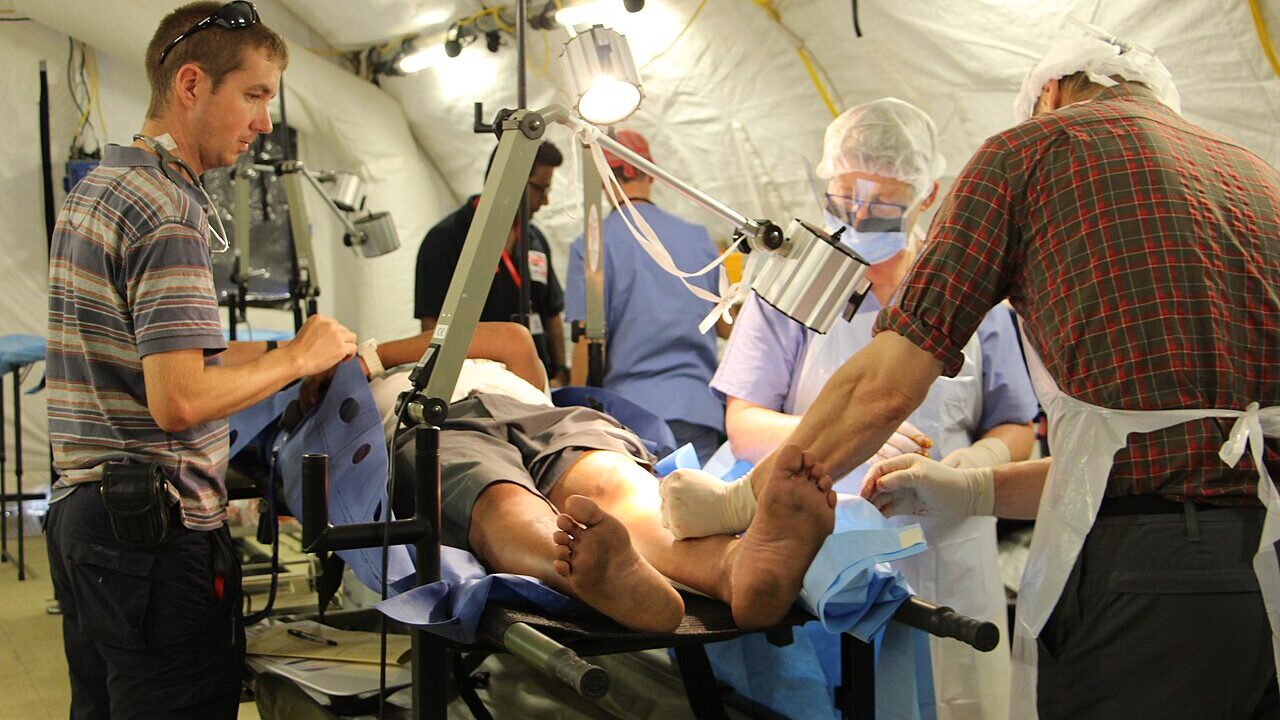 Illustrative photo: AusMAT team members performing surgery (10952568284) (Wikimedia Commons, CC BY 2.0)
